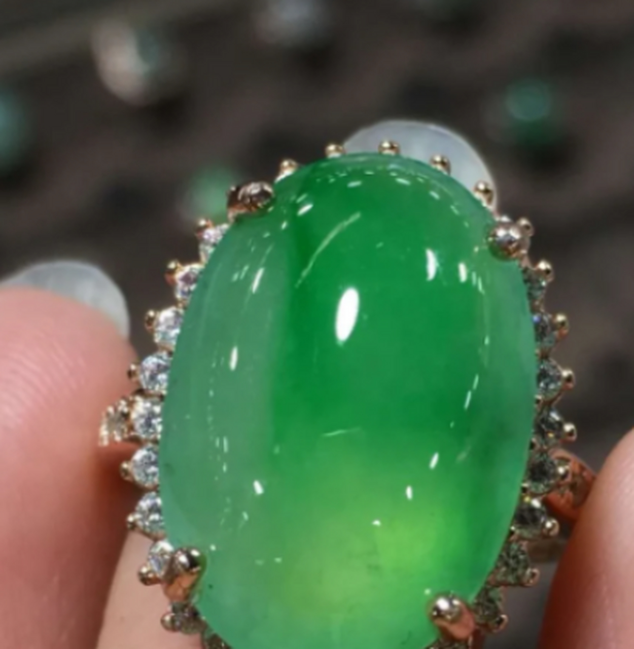 点击头像看直播# #翡翠珠宝#冰种带色鸽子蛋女戒指,冰透色美起荧光