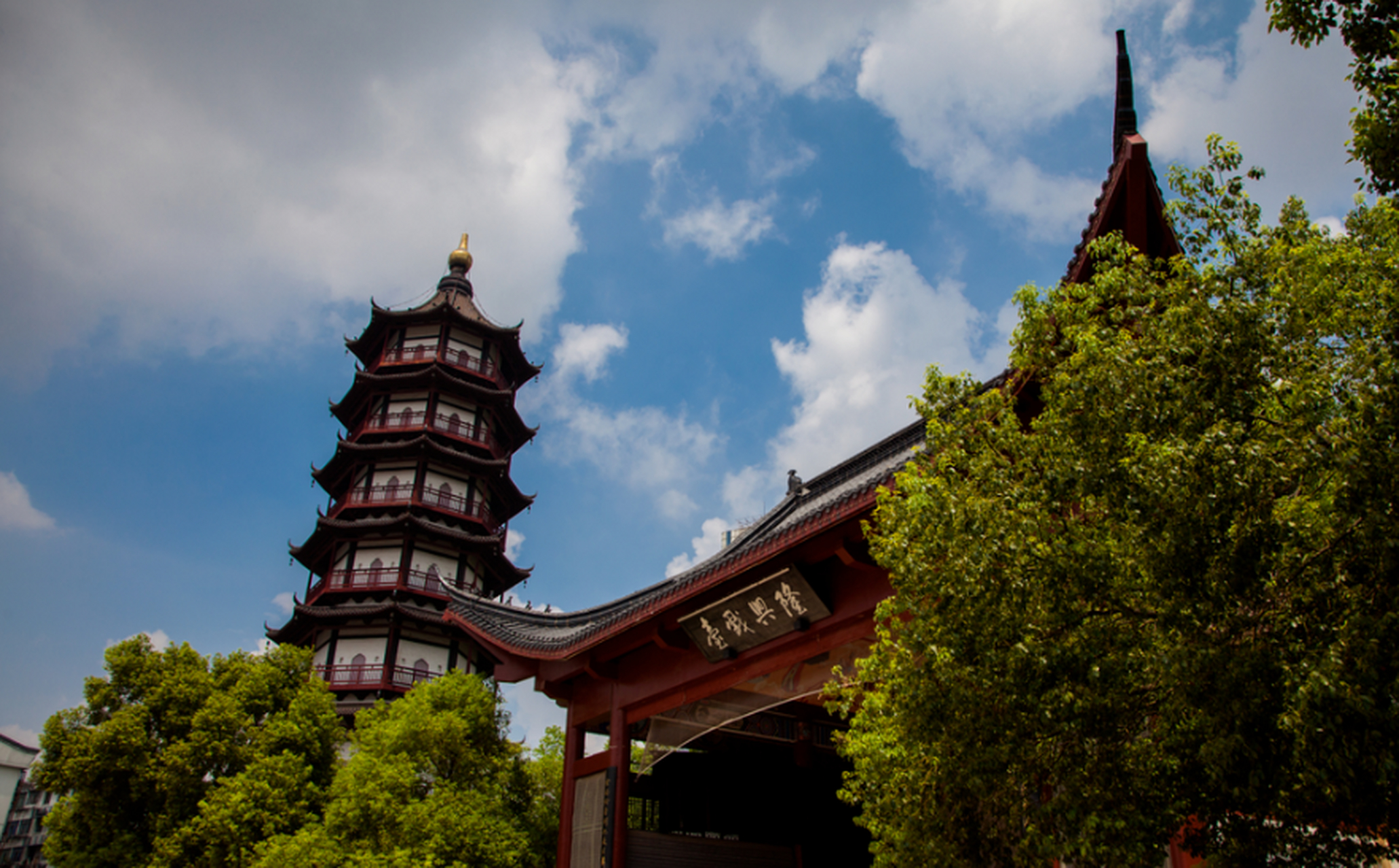 城市大玩家#  绳金塔街坐落于南昌市西湖区的绳金塔景区西侧,因悄年