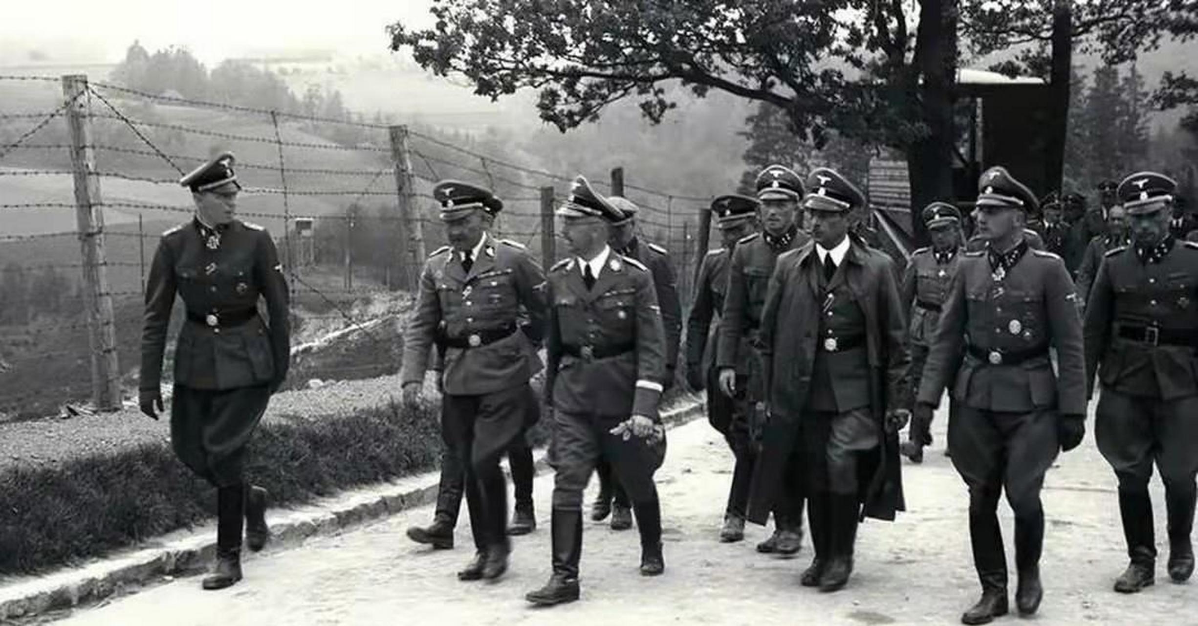 1941年,希姆莱检查一个集中营时,一个年轻的士兵突然站了起来,只见他