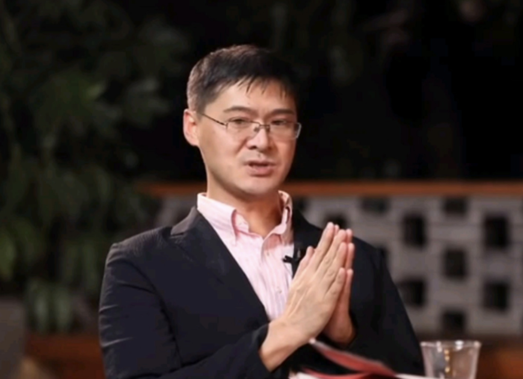 罗翔老师说:"你终会明白,前途比爱情重要,你还会明白,爱情比前途更