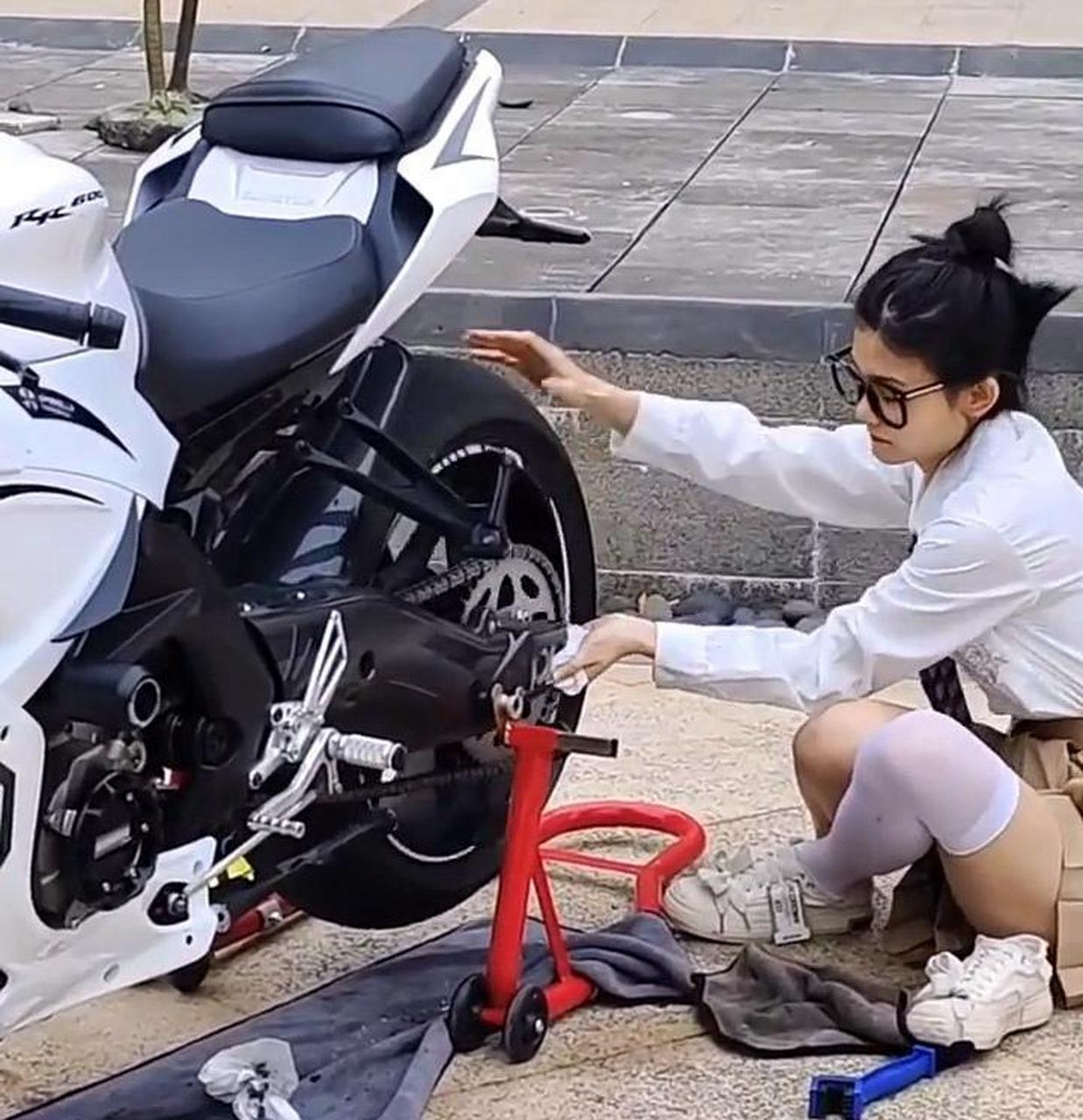 多才多艺的机车女孩 #搞笑趣味图