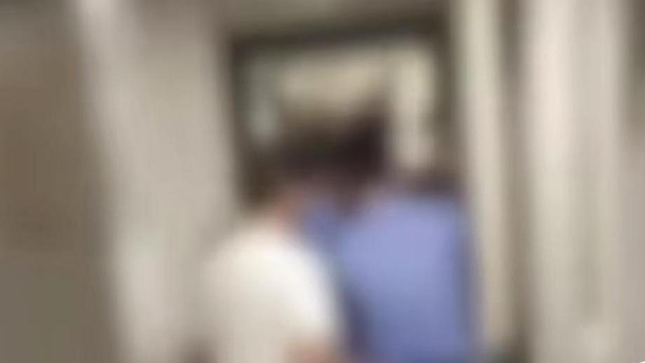 男子持刀上屋顶捅伤2人后逃逸