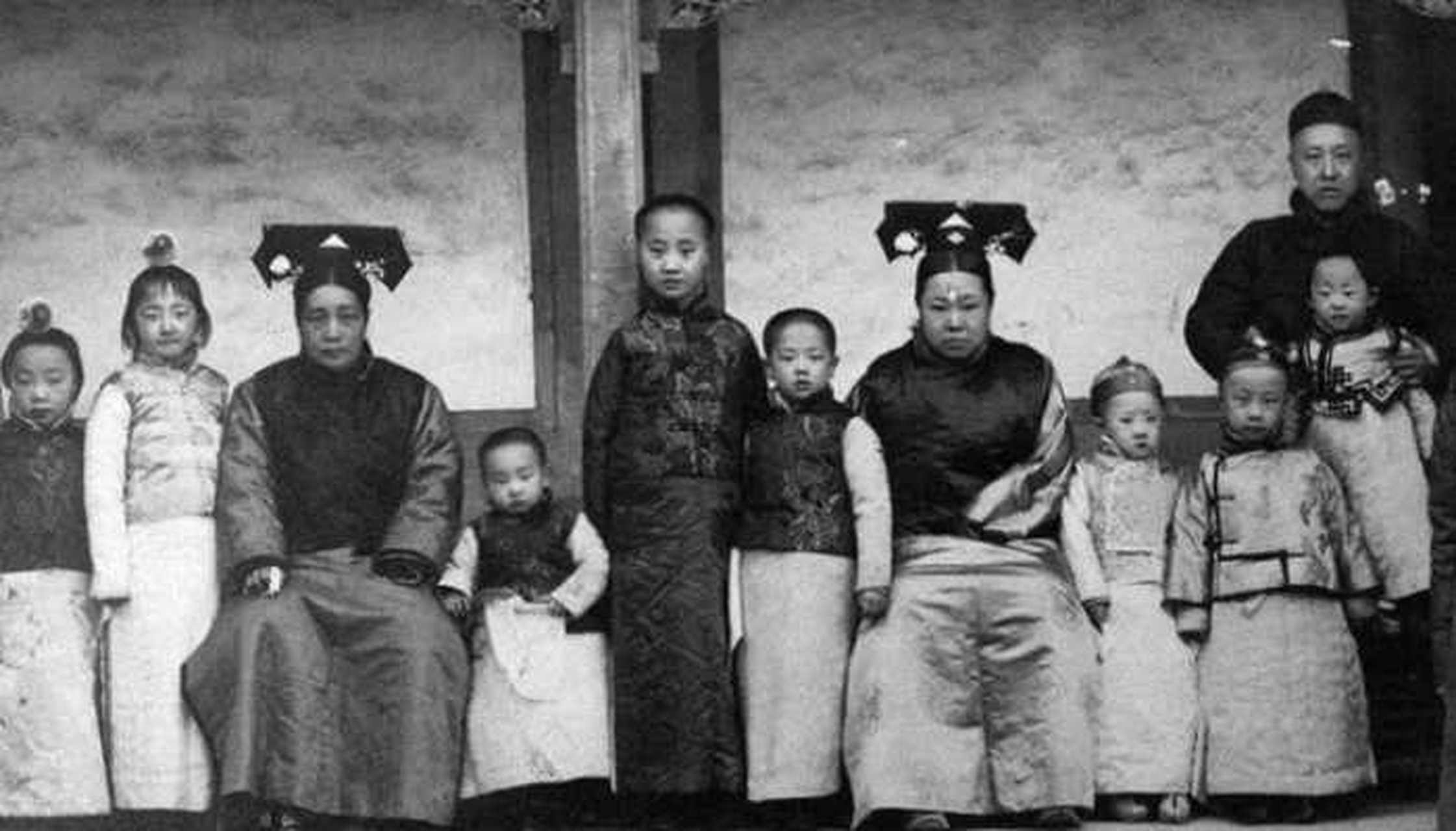 右五坐者便是醇亲王奕譞的侧福晋.右一后立者为载沣.