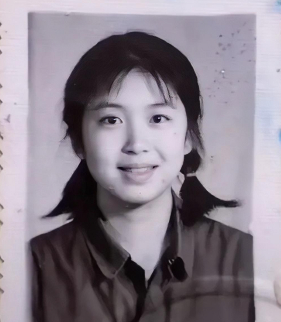 历史老照片: 1984年,辽宁葫芦岛兴城,一个姑娘的高中毕业证上的照片.