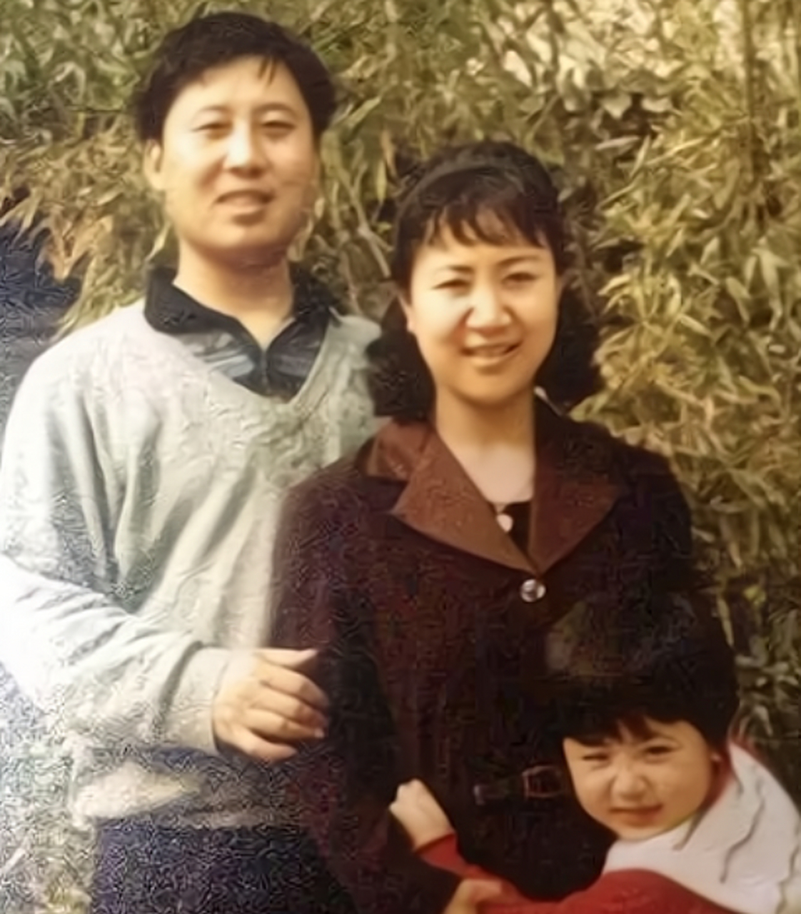 杨紫一家相隔20多年的两张全家福,一家人温馨幸福,杨紫长得和妈妈很像