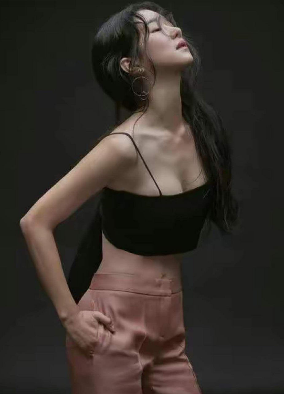 徐睿知,是一位拥有绝美性感的韩国女艺人.