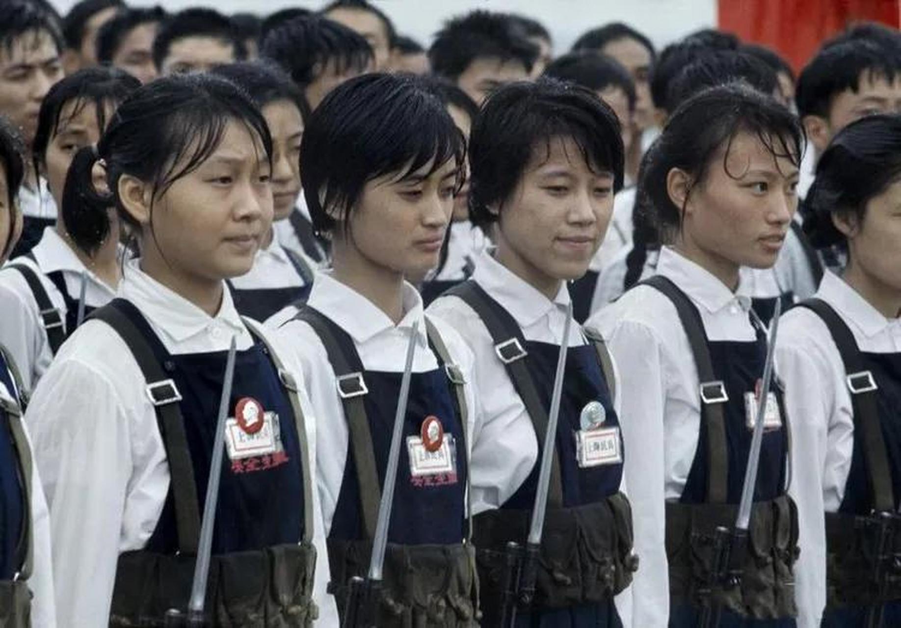 上世纪70年代,女民兵成为了当时社会中一道靓丽的风景线.