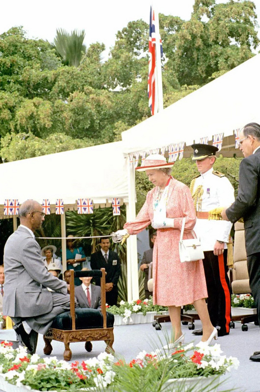 下一张是在南非,那些黑人女性的眼神没什么特别,女王的眼神挺有意思