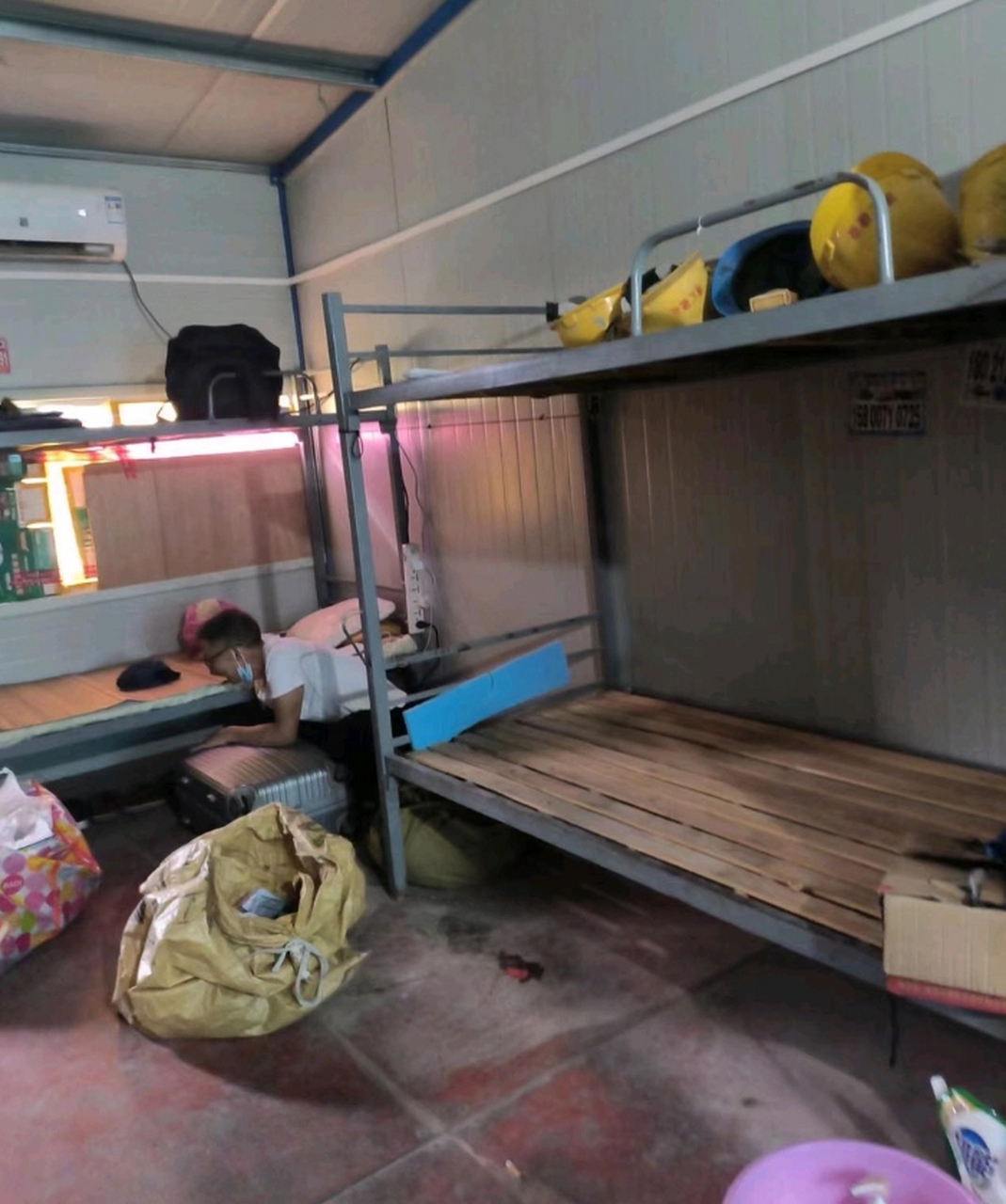 工资每月10000元,住在工棚,六人一间的,你愿意吗?