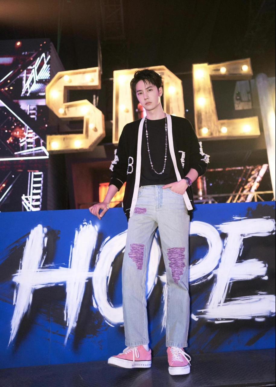 王一博这街穿搭 鞋子居然才百元 王一博这就是街舞穿搭,针织衫搭配破