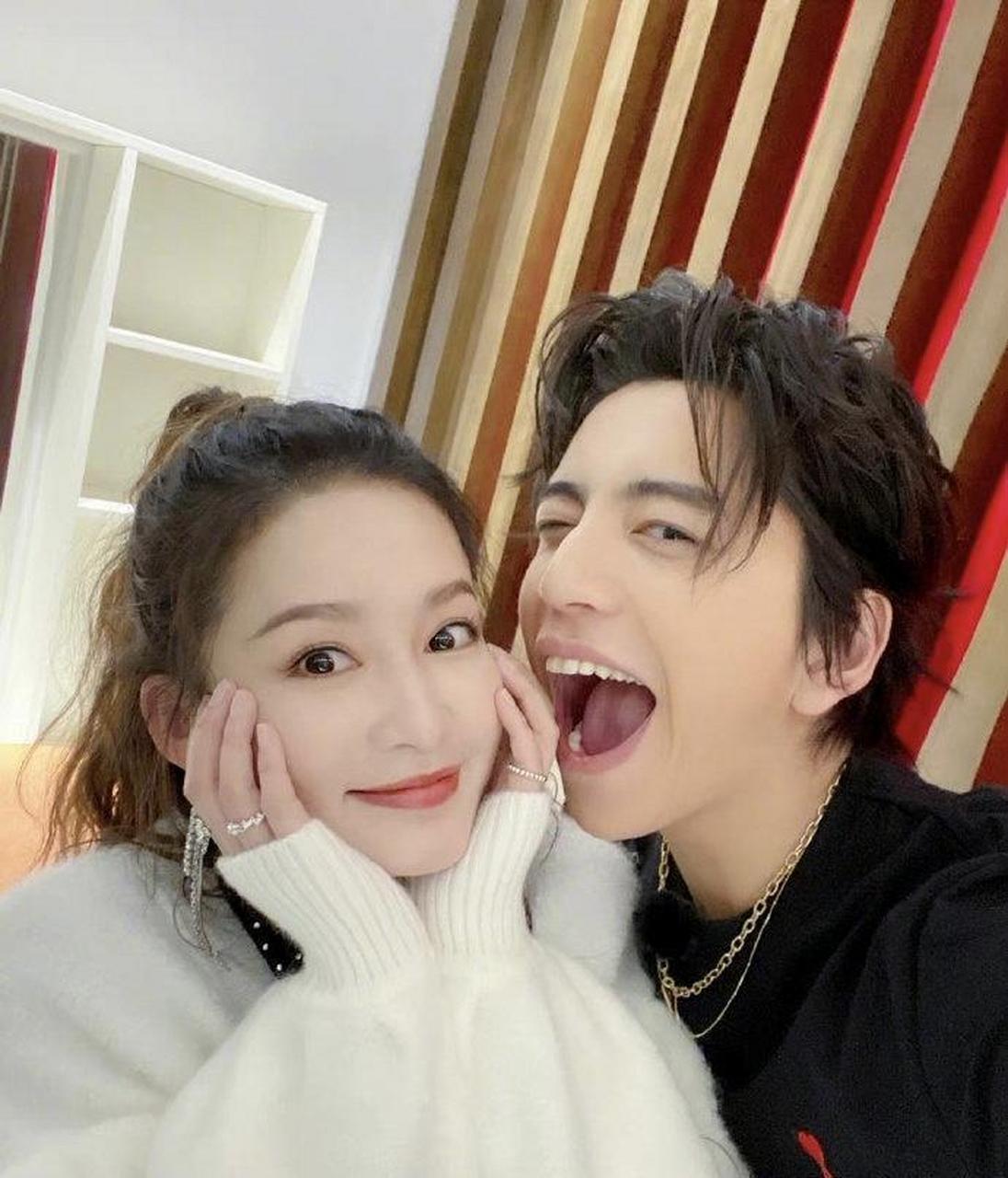 李沁一口"吞"掉王大陆,错位照甜蜜搞笑,《狼殿下》cp再营业