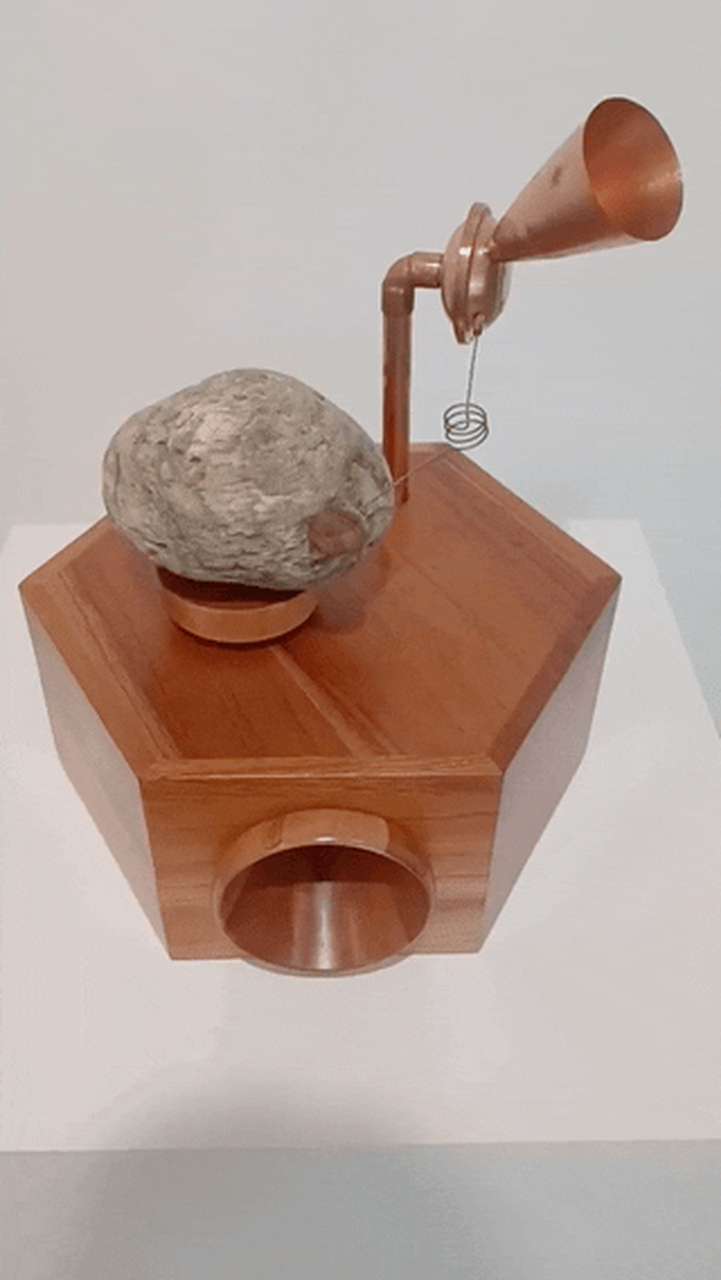 留声机的原理,是在灌唱片时根据音频的强弱在唱片上留下深浅不一的