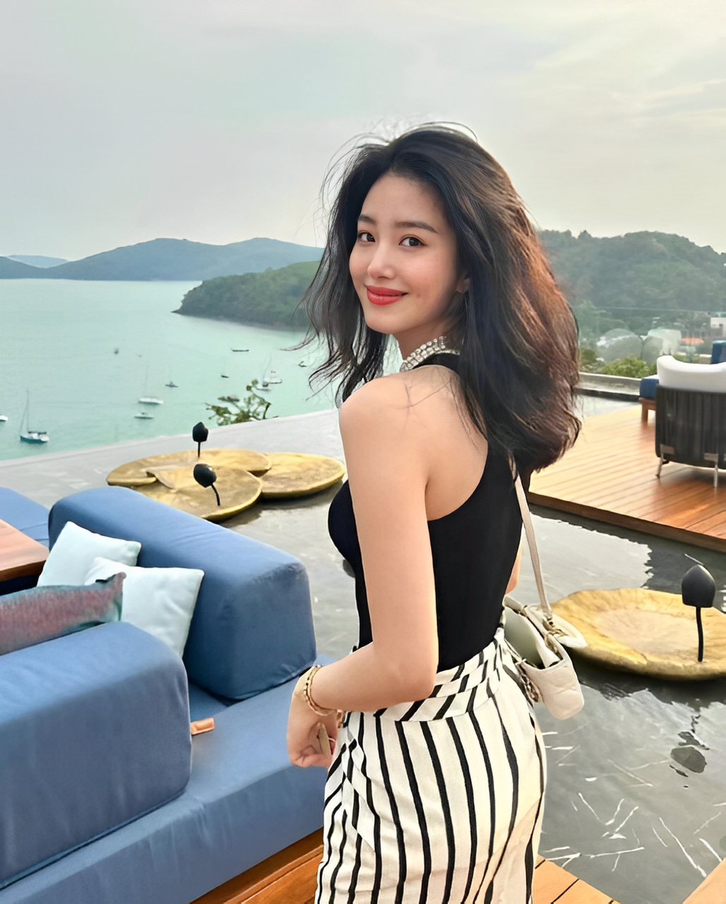 杨采钰穿了这条假两件套条纹裙,复古时尚,上身是黑色修身领背心设计