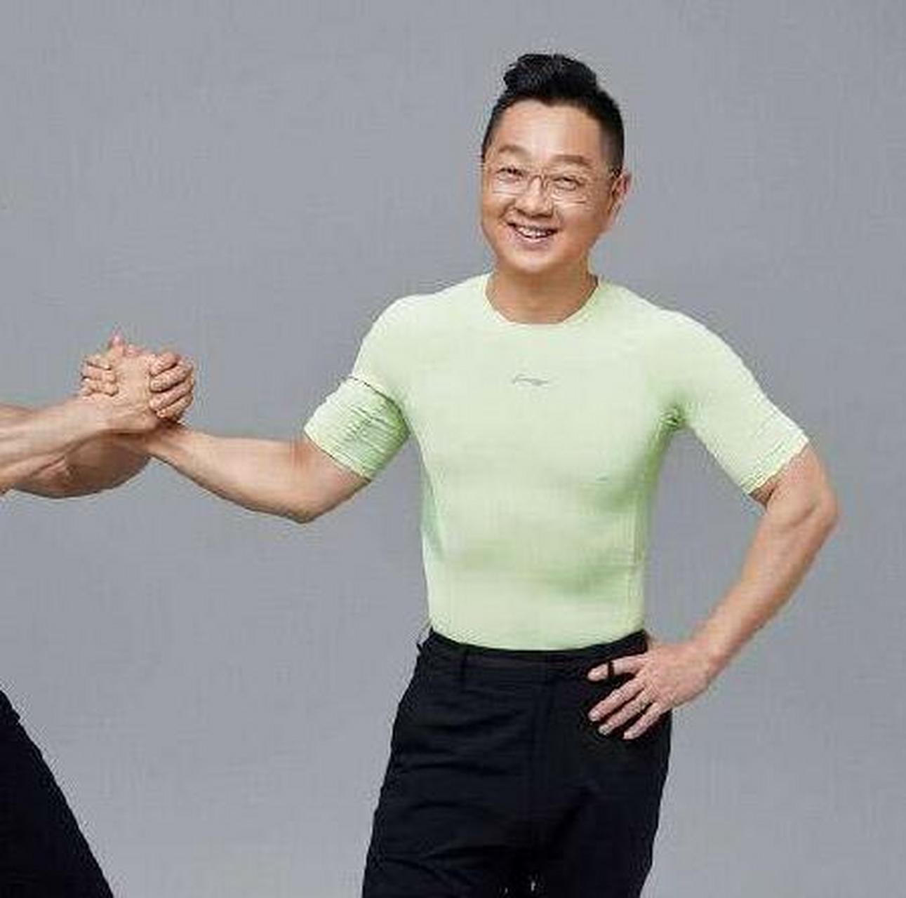 看来张绍刚的健身成效显著,以前录制《吐槽大会》时,一直宣称自己有8