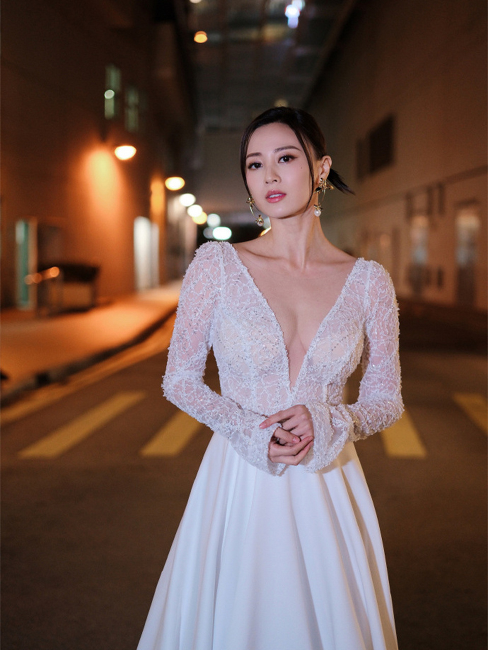 朱晨丽参加tvb 56周年台庆的礼服!白色半透明低胸上衣,纯白裙子,真美!