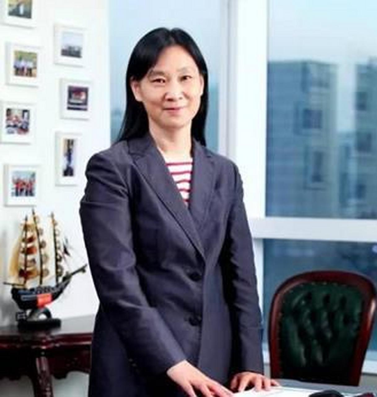 2016年,任正非不顾华为高管的反对,坚持自己开车接北大陈春花女教授