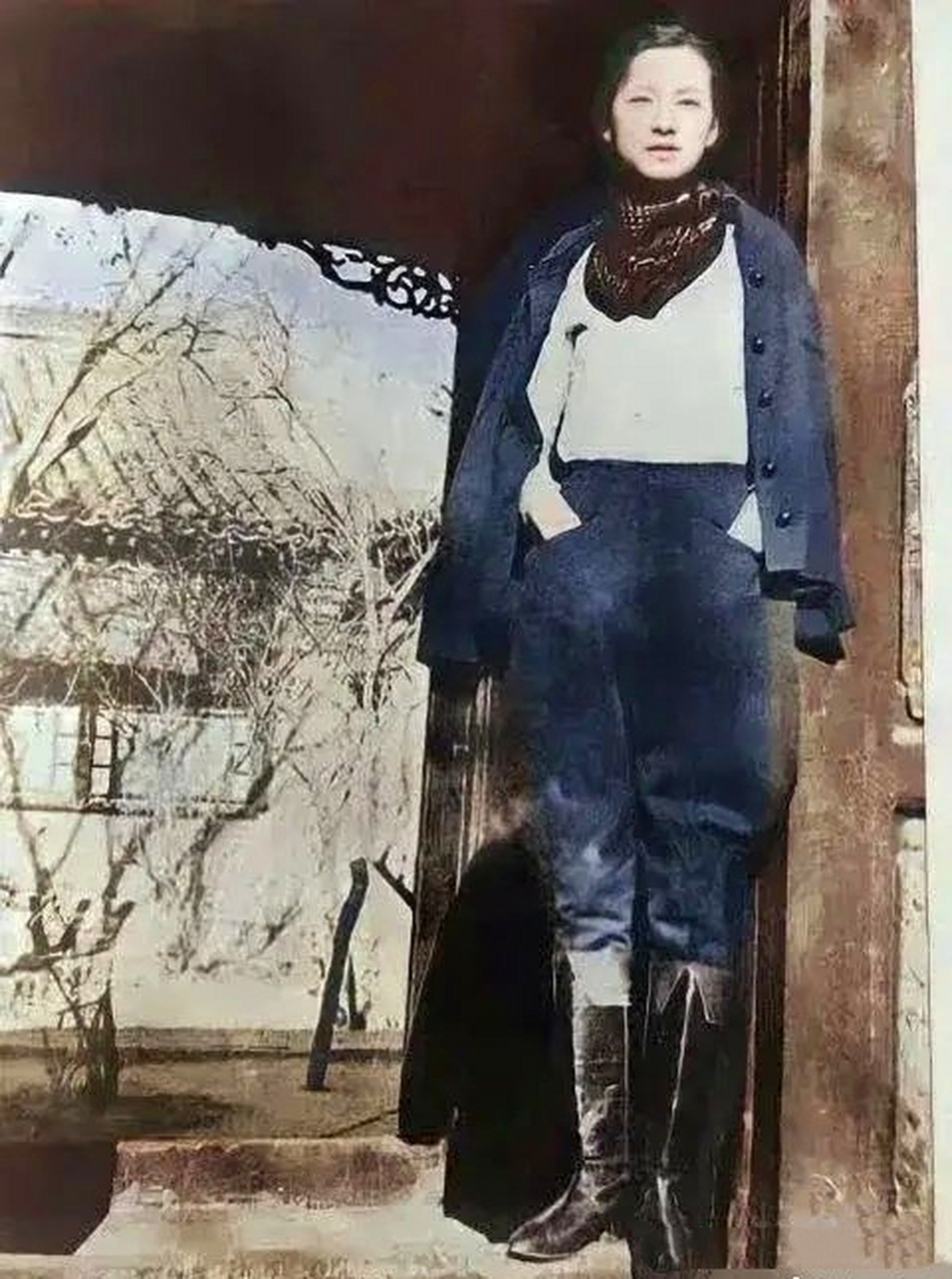 不要被民国电视剧骗了,这才是历史上的1935年,穿骑马装的大才女,走在