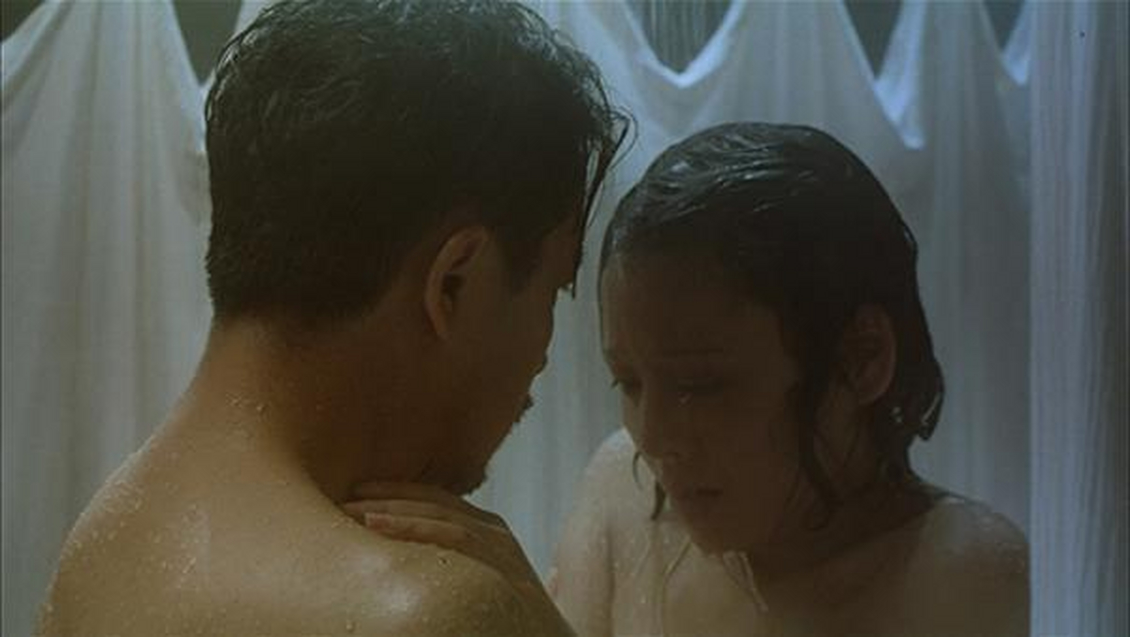 1995年,张国荣和宁静拍《新上海滩》,有一段大尺度鸳鸯浴,宁静没找