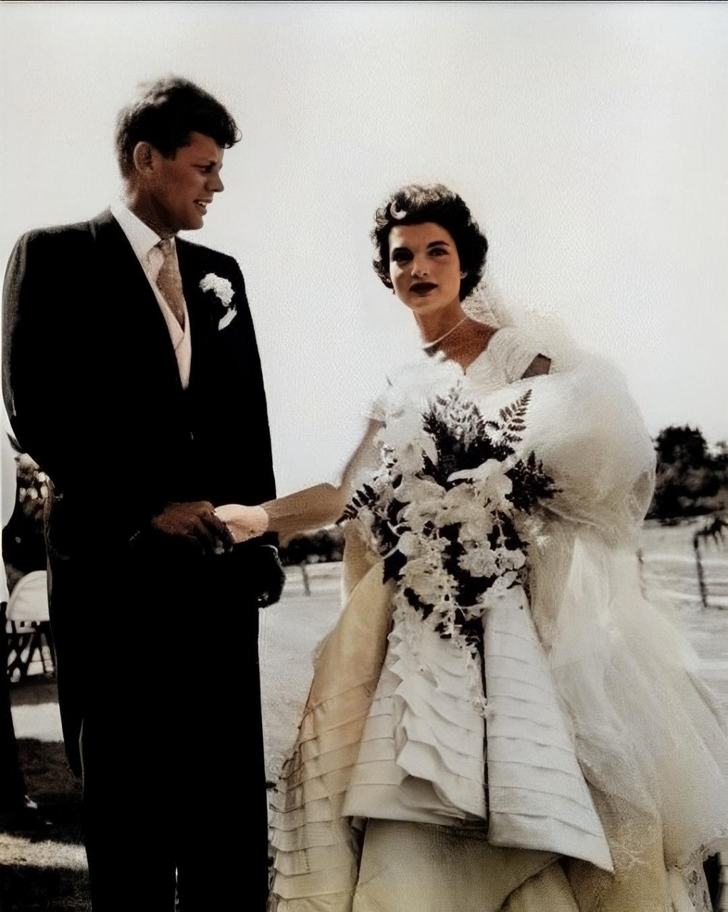 这是1953年,肯尼迪和妻子举行婚礼时的一张难得的合