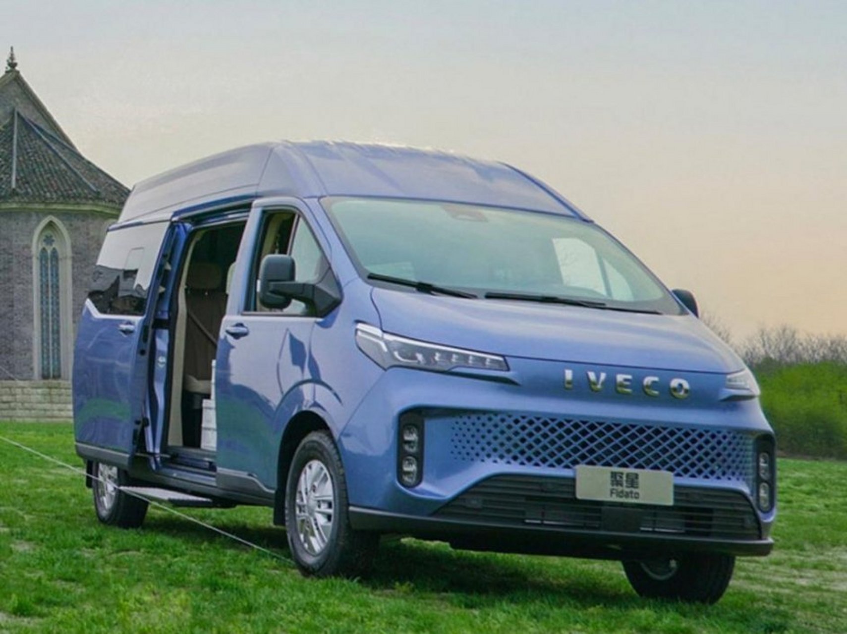 依维柯聚星作为全新产品,其采用了全新的设计语言,并将搭载全新上汽π