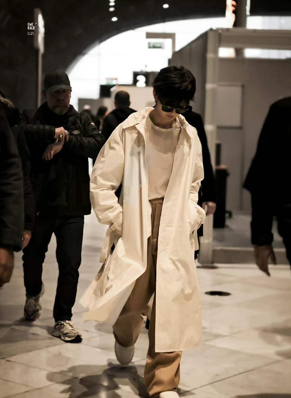 成毅回国机场饭拍图太惊讶,一身白风衣造型清爽帅气的不得了,走在机场