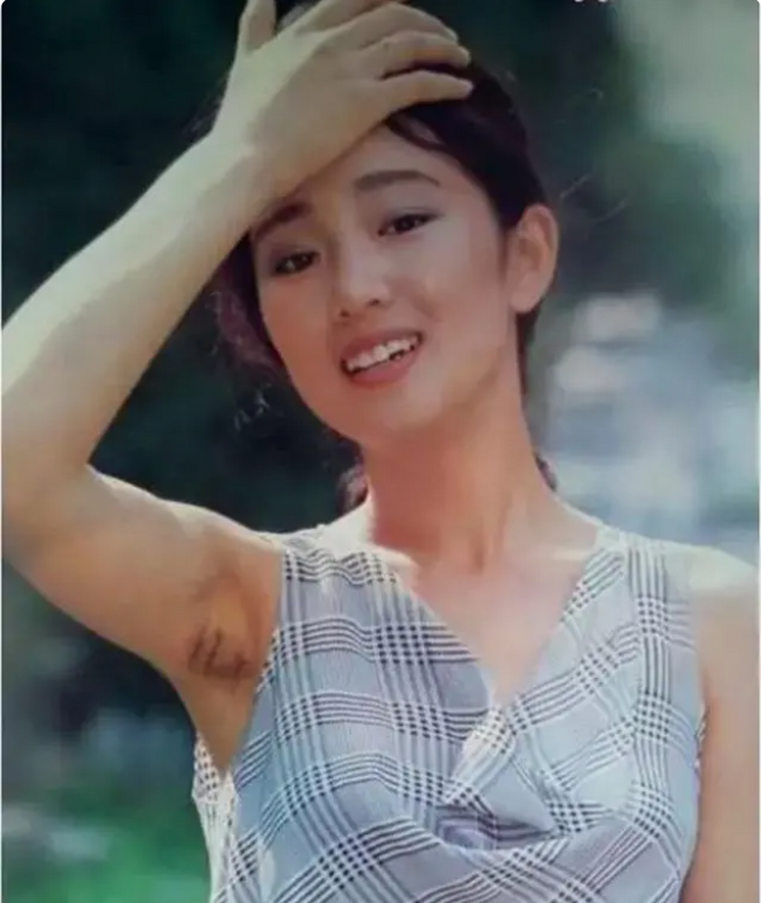 上世纪的挂历女郎巩俐,这张照片还没刮腋毛,那时候崇尚的天然之美.