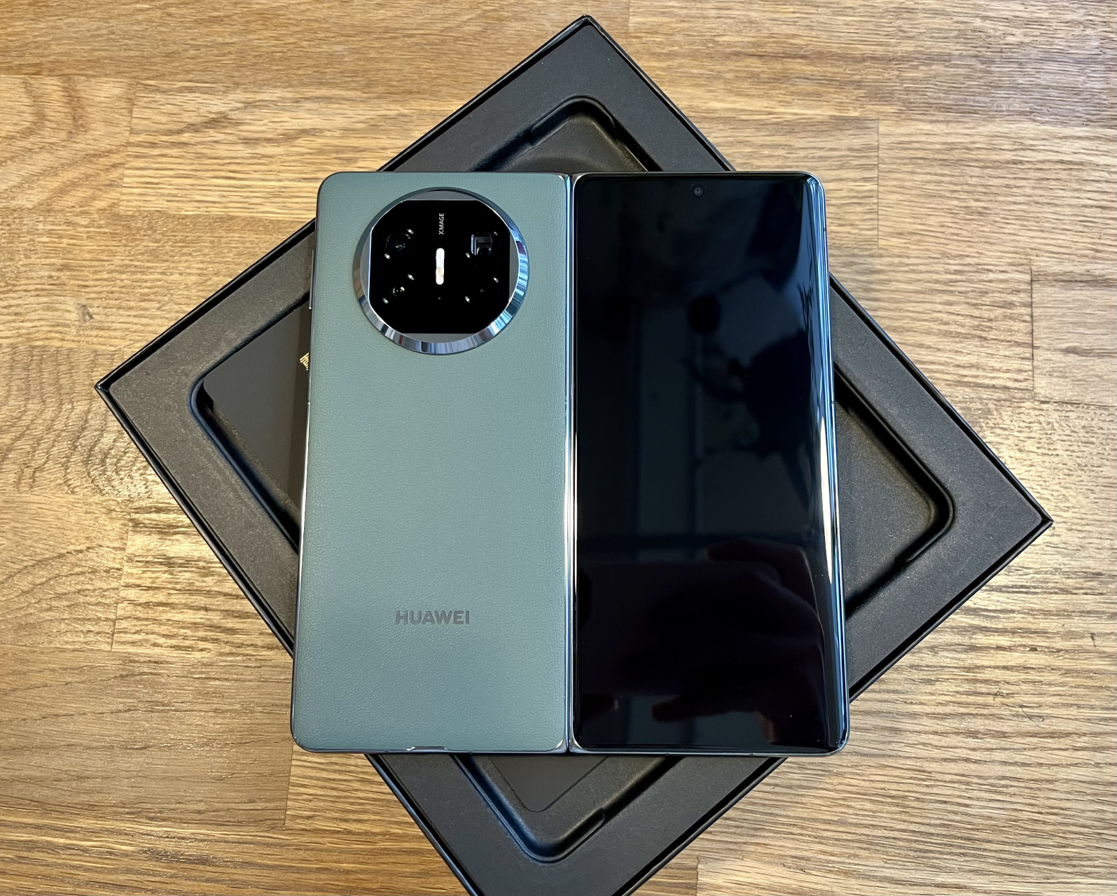 极客公园刚刚拿到华为 matex5 典藏版.