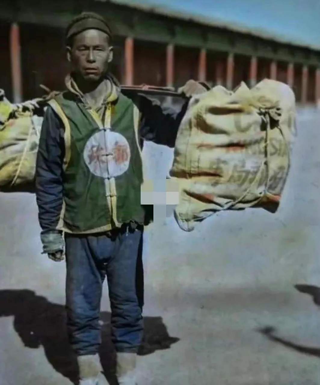 在1900年,一位中国邮差的模糊老照片展示了这位小哥身着工作服,背上挂