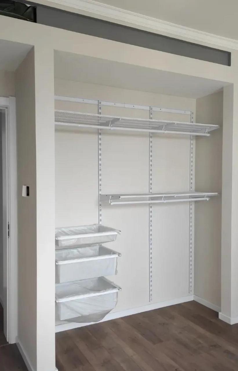 两个隔墙 石膏板欧松板一共400 金属置物架1200 推拉门400 这样算