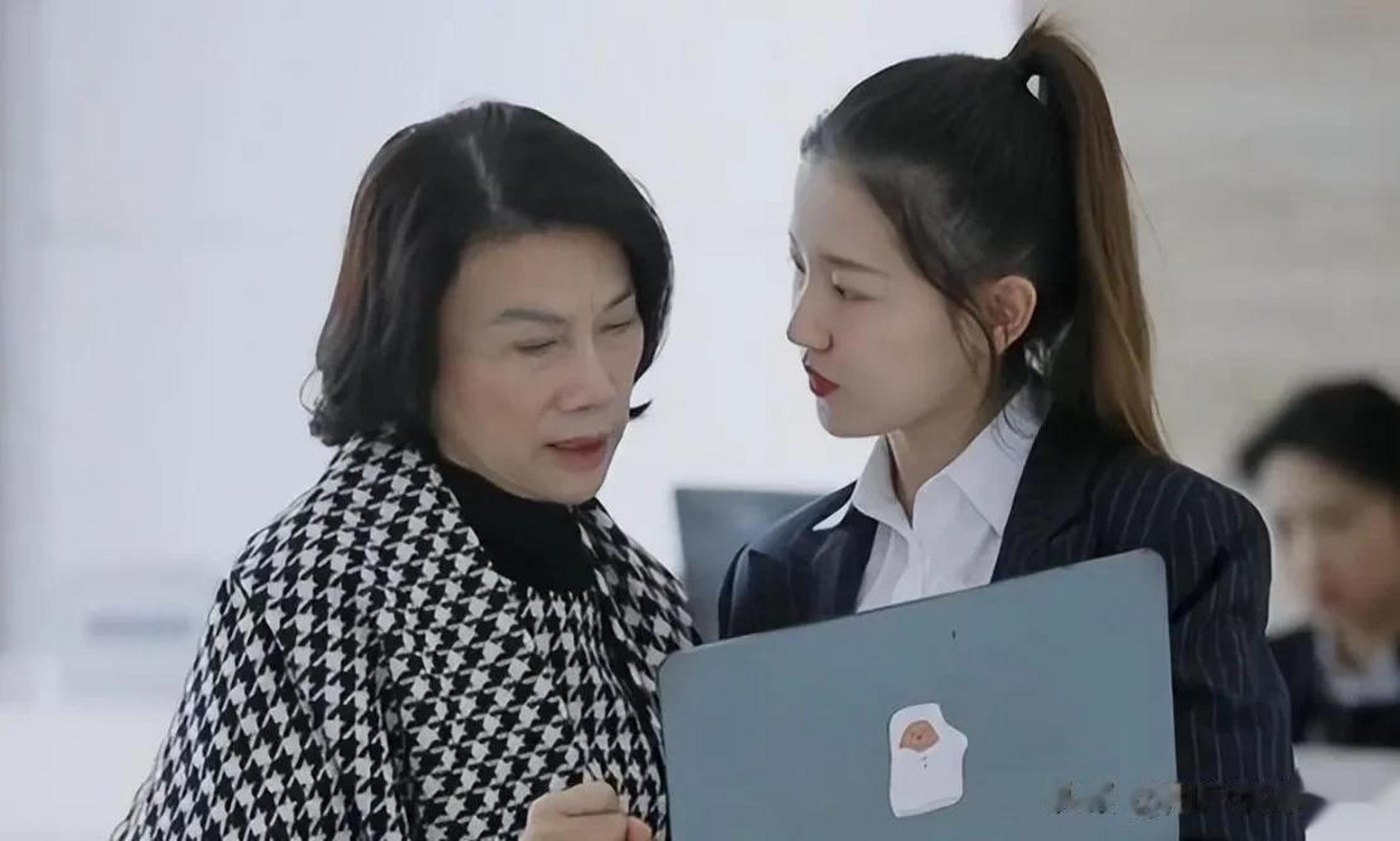 两个女人一台戏.现代职场,人员流动不是很正常吗?