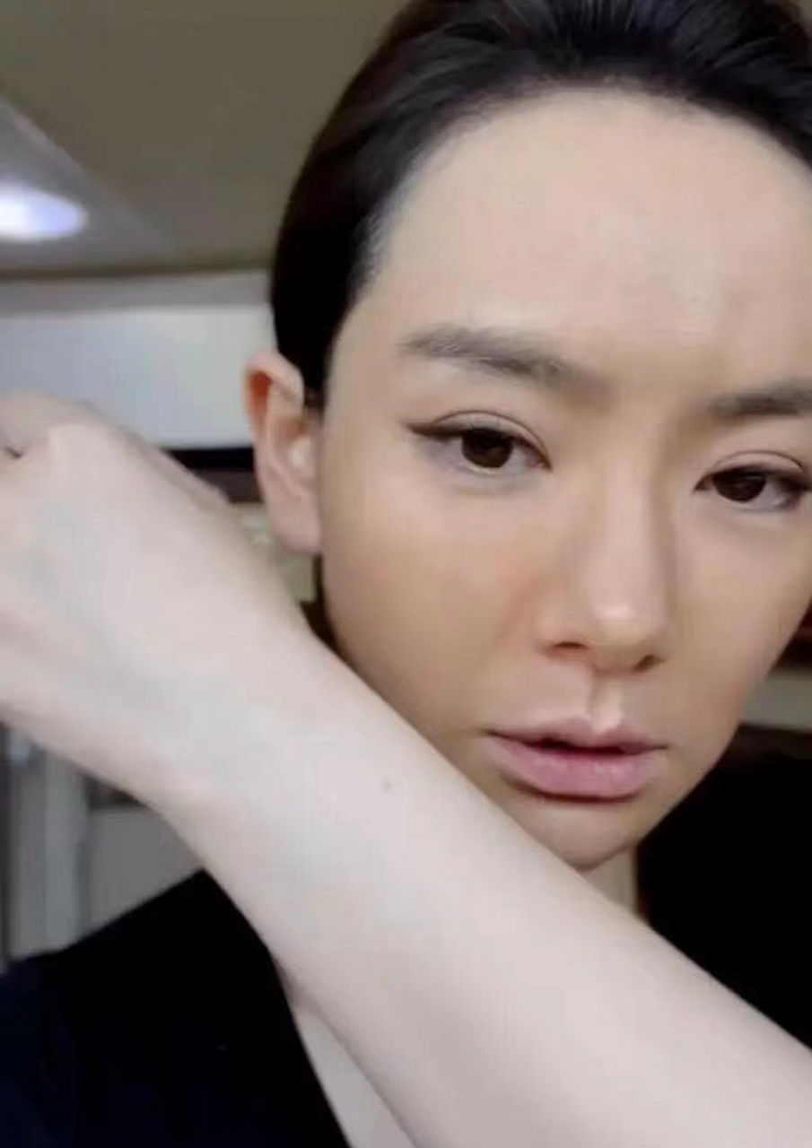 戚薇卸妆后素颜的样子,原来女明星素颜和普通人也没什么区别
