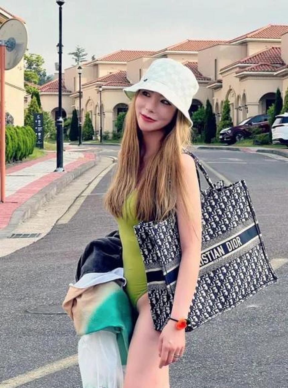 god 金泰宇老婆金爱丽,晒名牌包包和泳装照