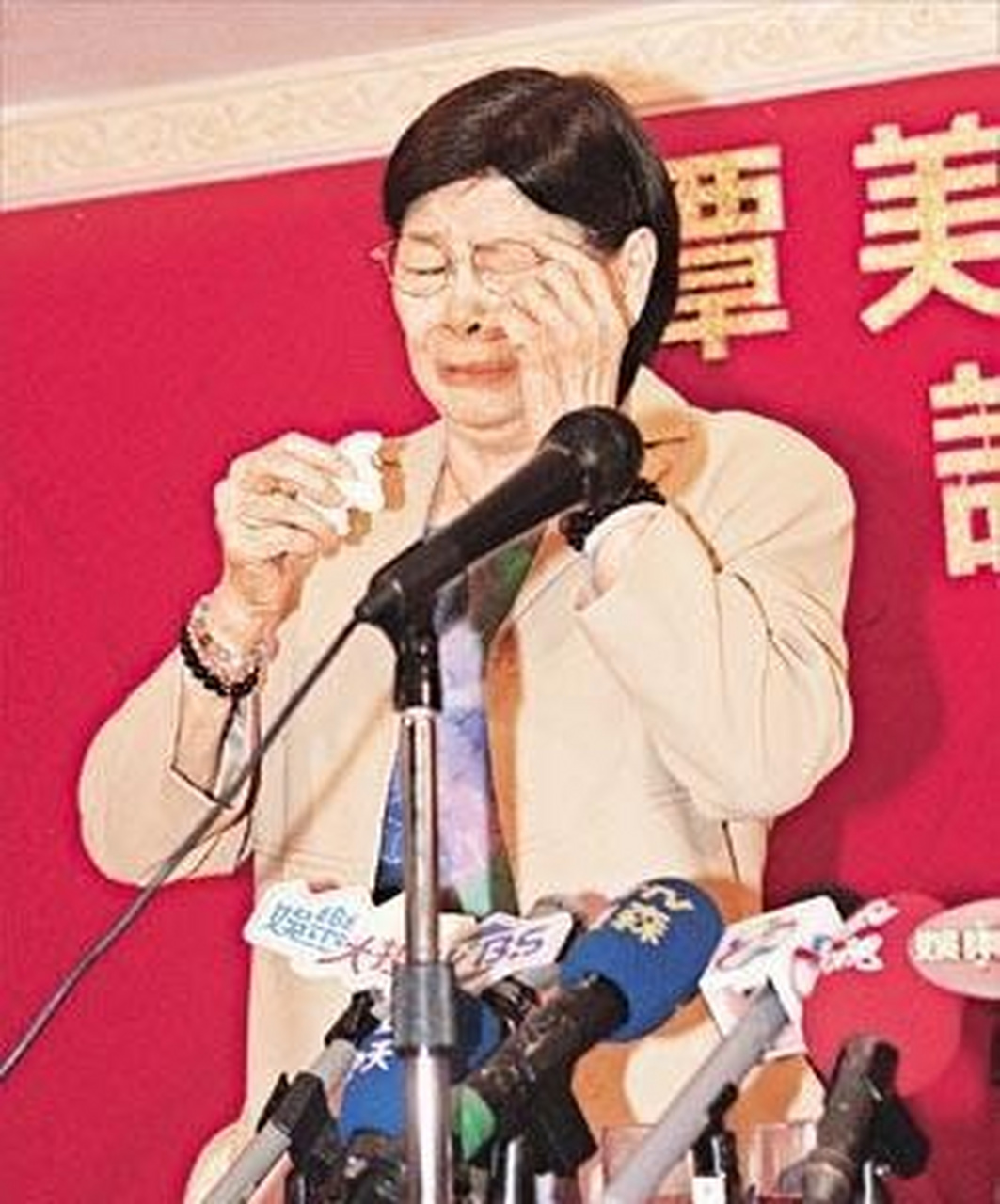 李培基是梅艳芳21年好友,助她打造"百变女王"形象,教她投资物业,替她