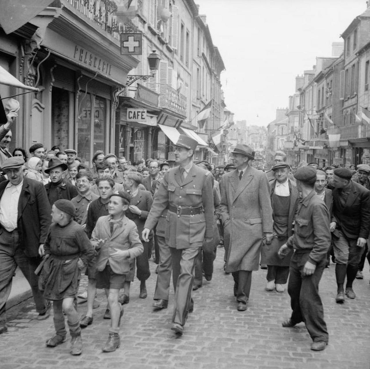 1944年6月14日,戴高樂將軍視察諾曼底大區巴約市,並將巴約市定為繼布