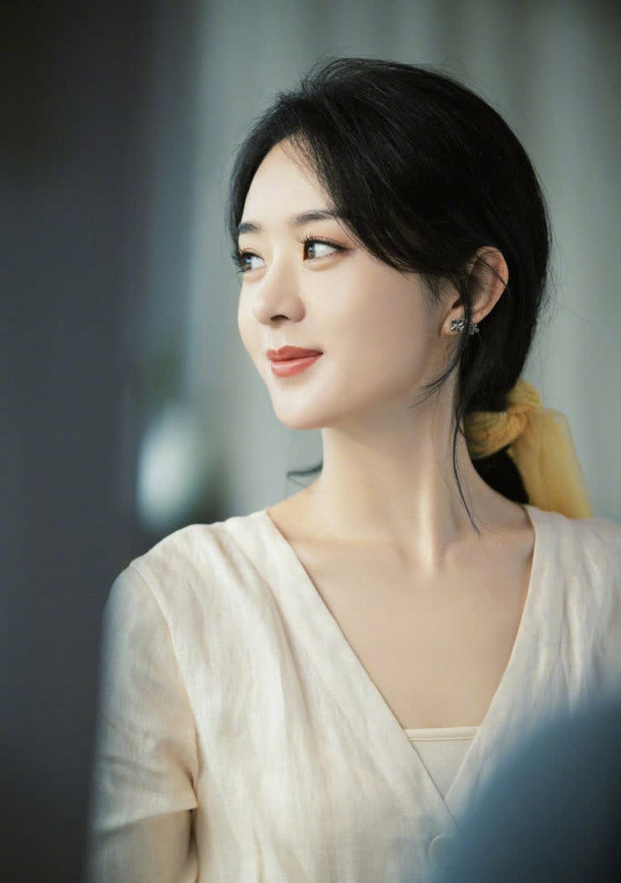 赵丽颖中秋粉色长衣写真#赵丽颖工作室发布了一组颖宝中秋写真.