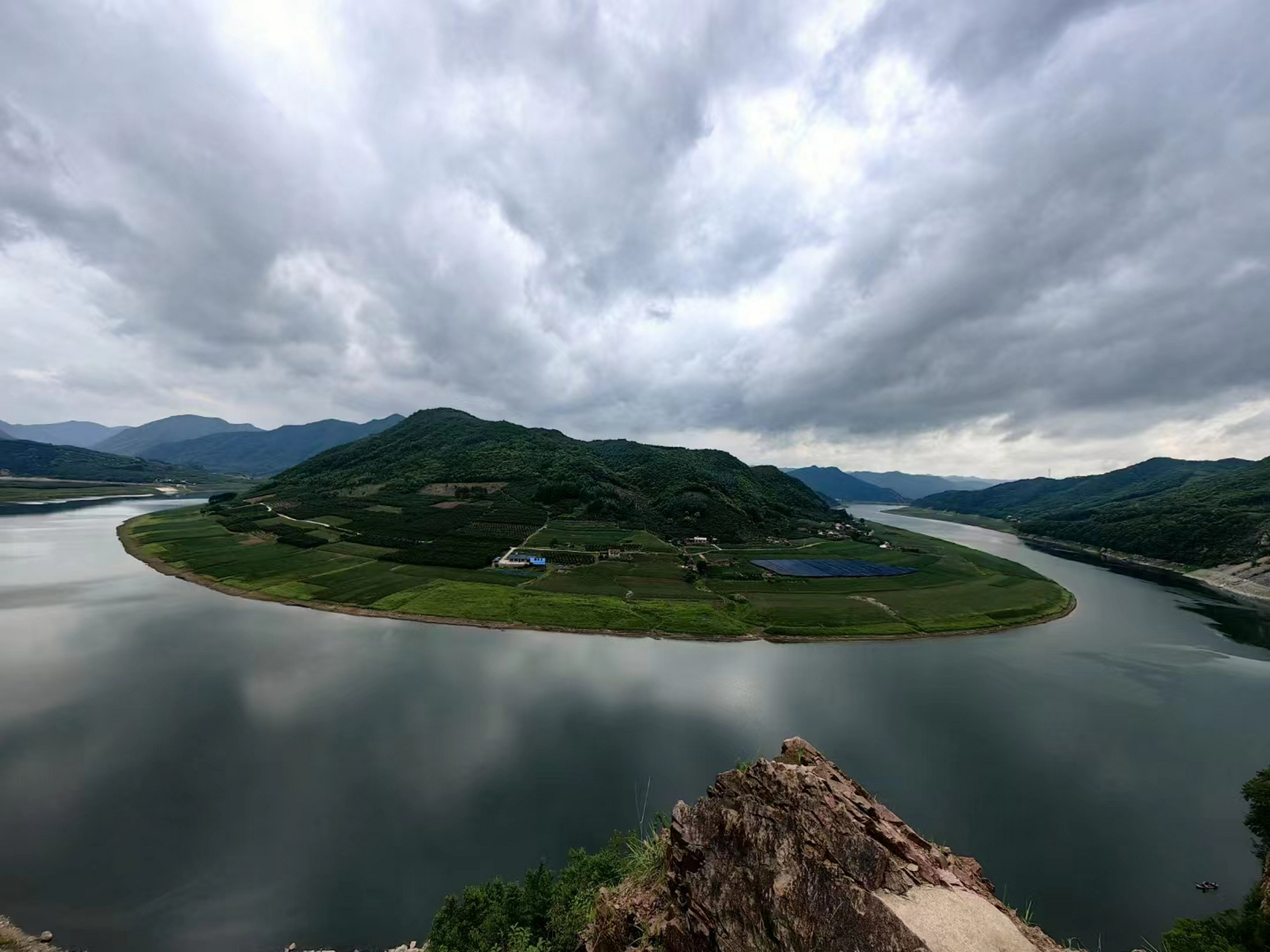 鸭绿江风景名胜区位于丹东境内鸭绿江下游的浑江口至江海分界处的沿江