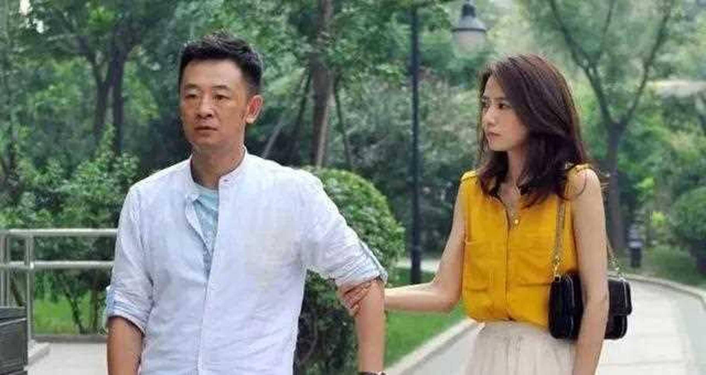 黄海波落难时,只有高圆圆为他庆生,让他现场忍不住用手抹泪.