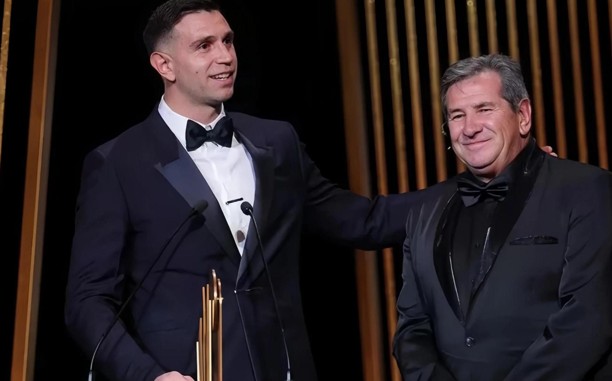 阿斯顿维拉的阿根廷门将,埃米·马丁内斯,在周一晚的金球奖颁奖典礼上