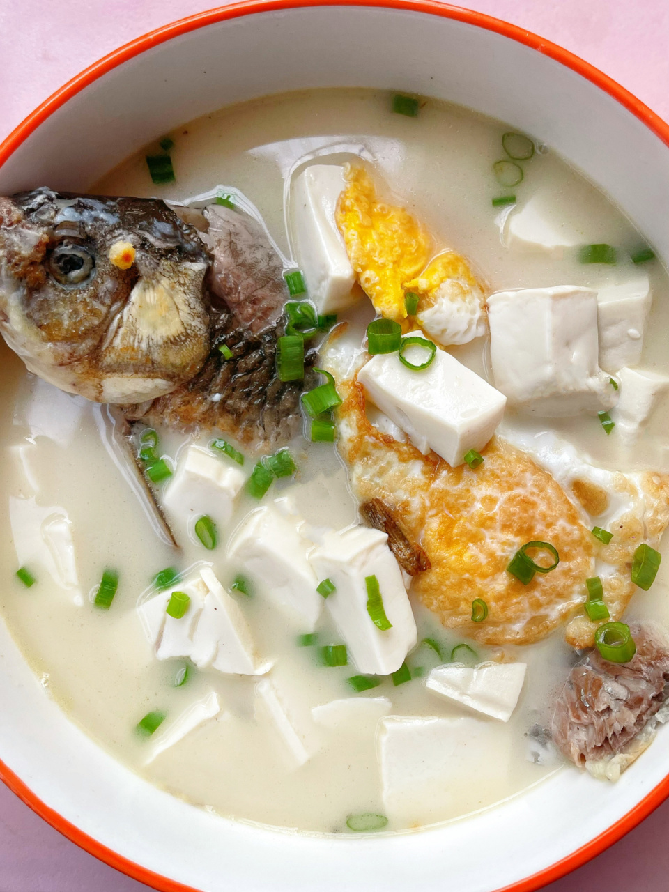 煮出一锅奶白鲫鱼汤的秘诀,一学就会  鲫鱼所含的