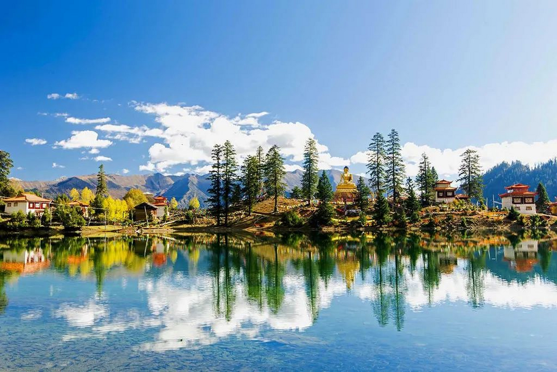 措卡湖,位于四川新龙县,被誉为"人间仙境,九天瑶池".