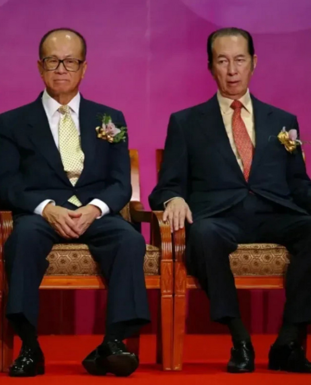 李嘉诚与何鸿燊合影,两人都是商业巨头,身价都过5千亿元.但出身不同,