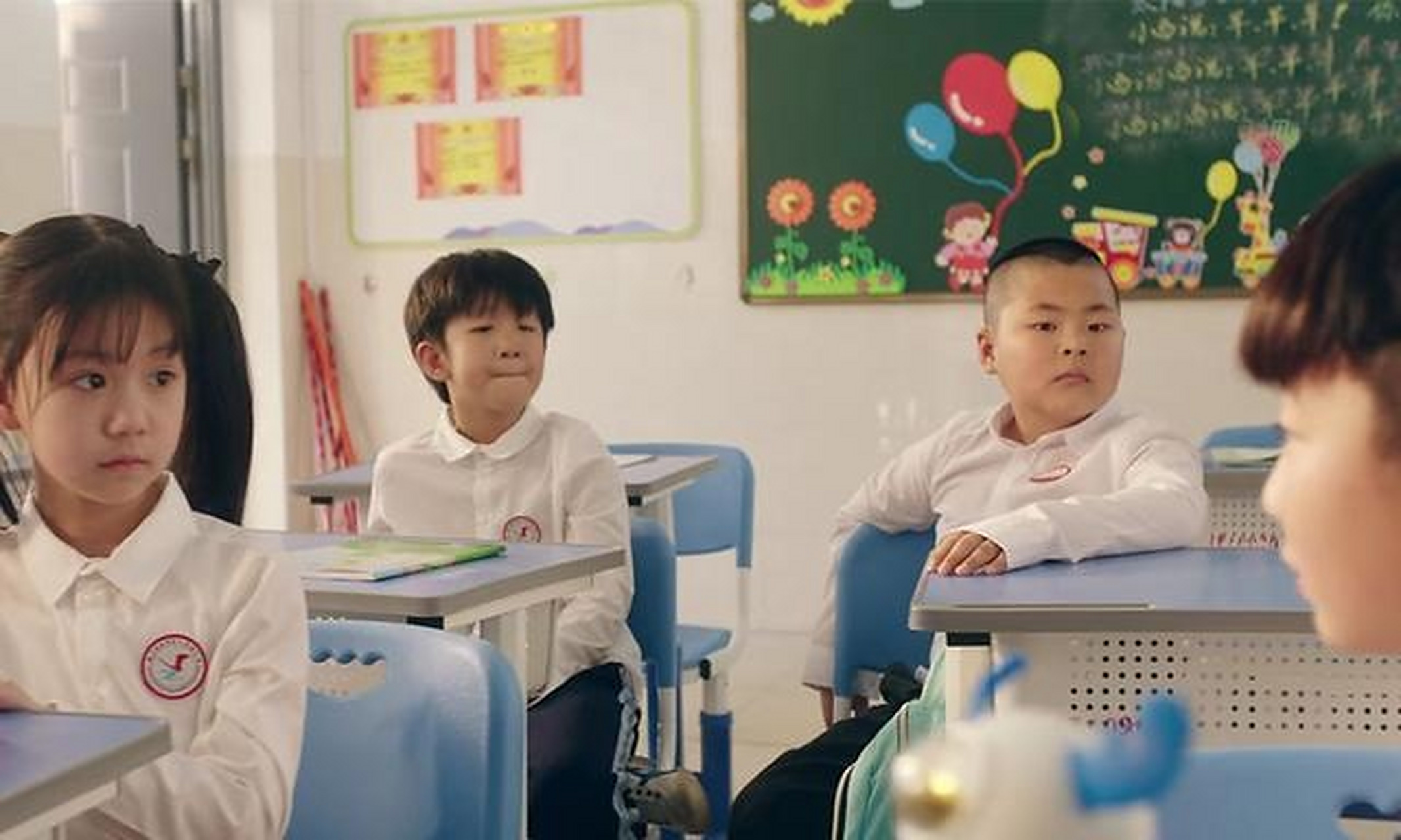 虽然出演配角,张成楚却是《爸爸猴腮雷》中最受关注的小演员,毕竟撞脸