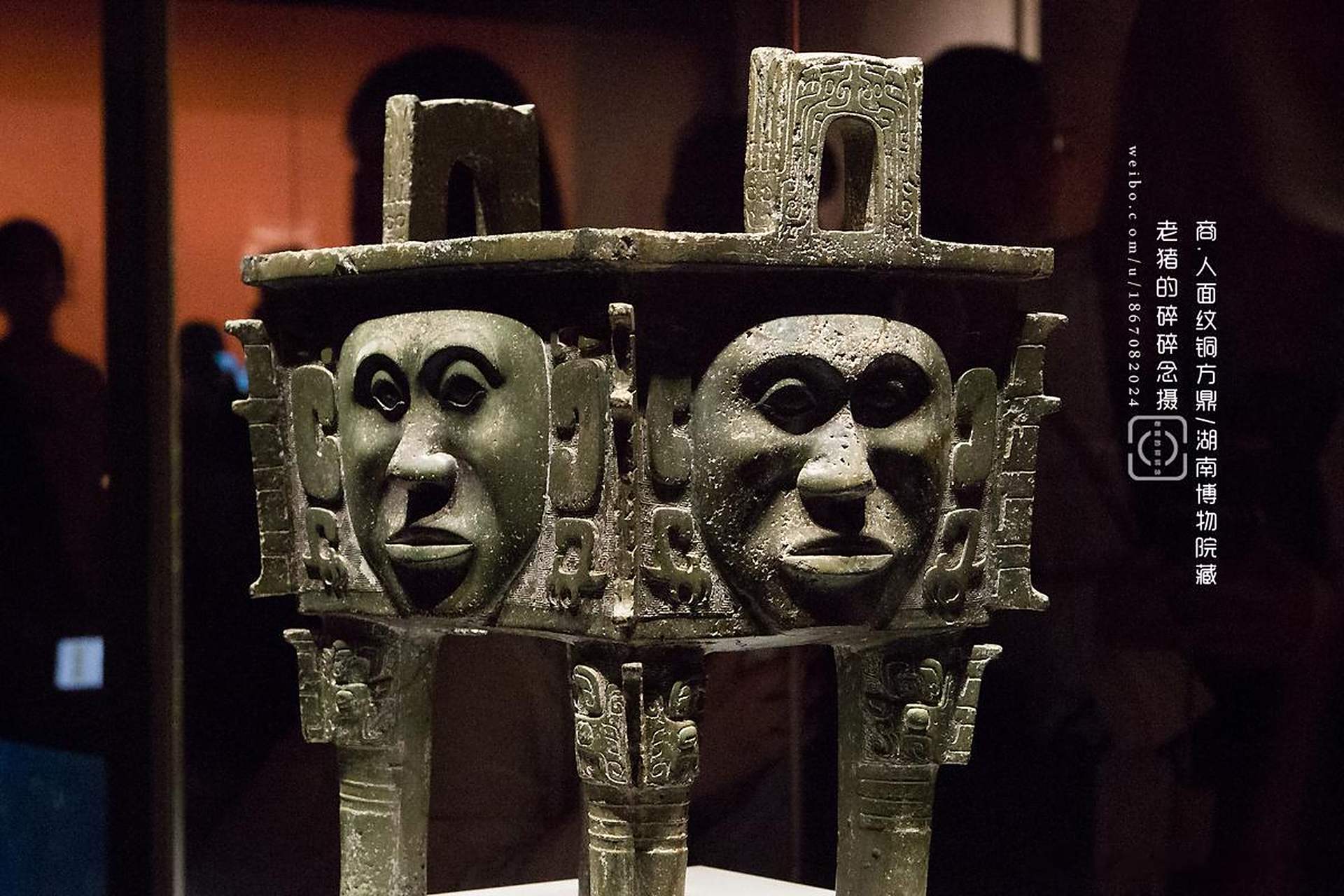 商周青铜器以兽面纹作主题纹饰较为常见,人面纹饰