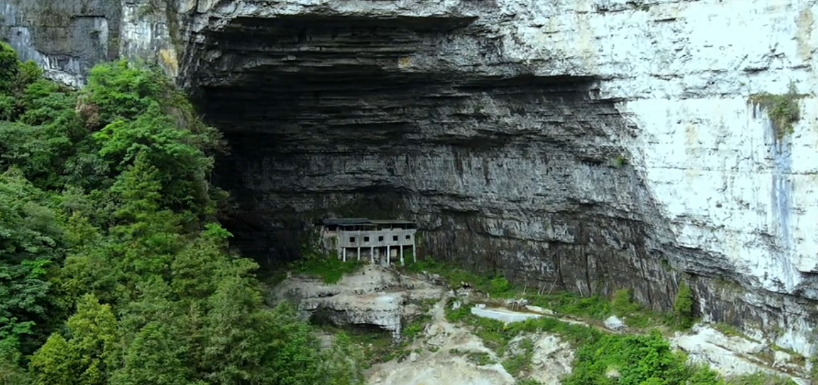 贵州山洞人家图片