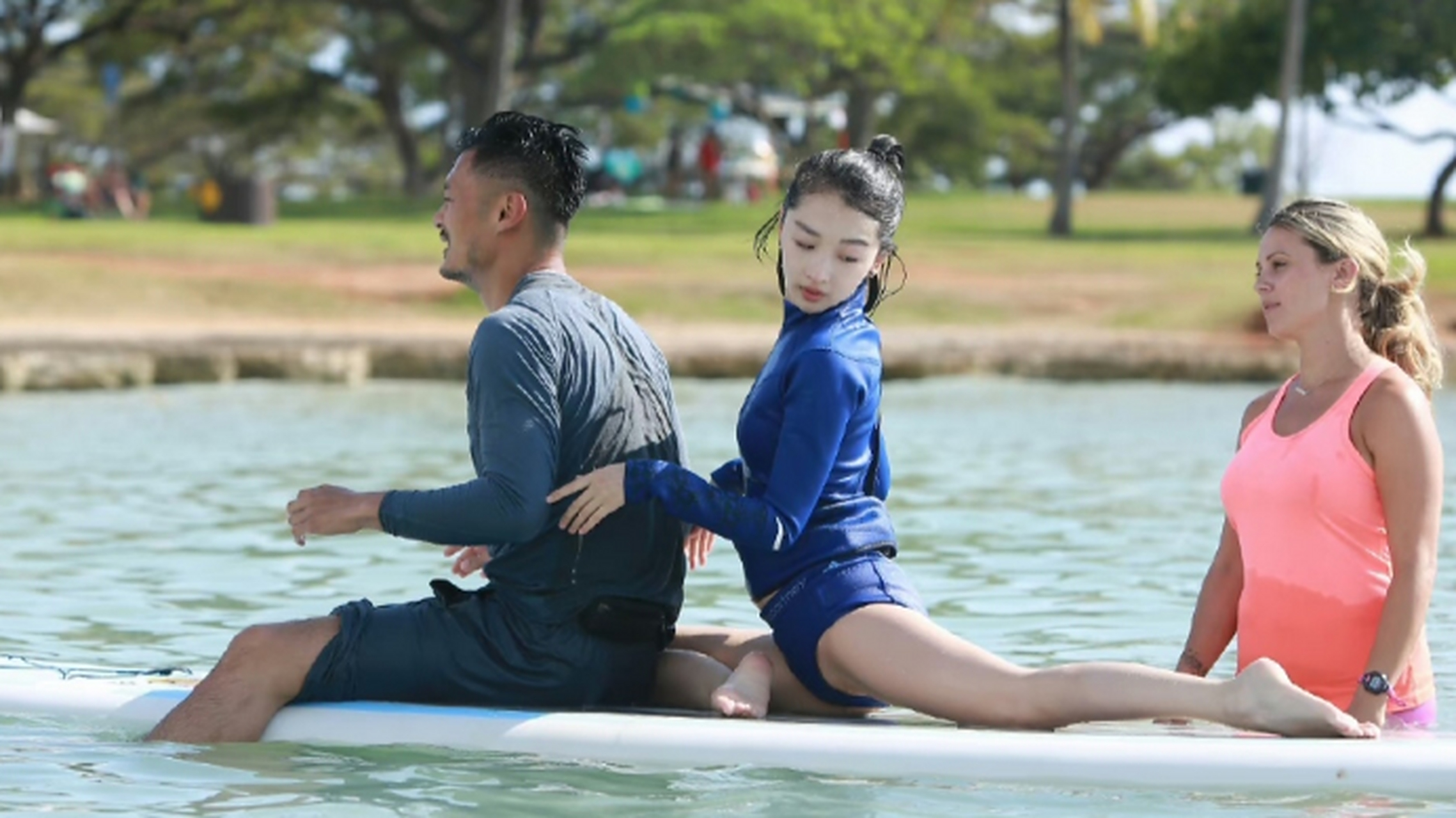 周冬雨余文乐水上瑜伽