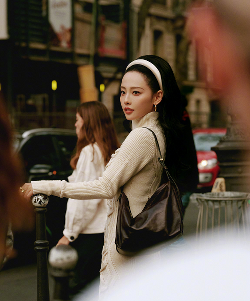 张嘉倪这身穿搭,你觉得适合她吗?