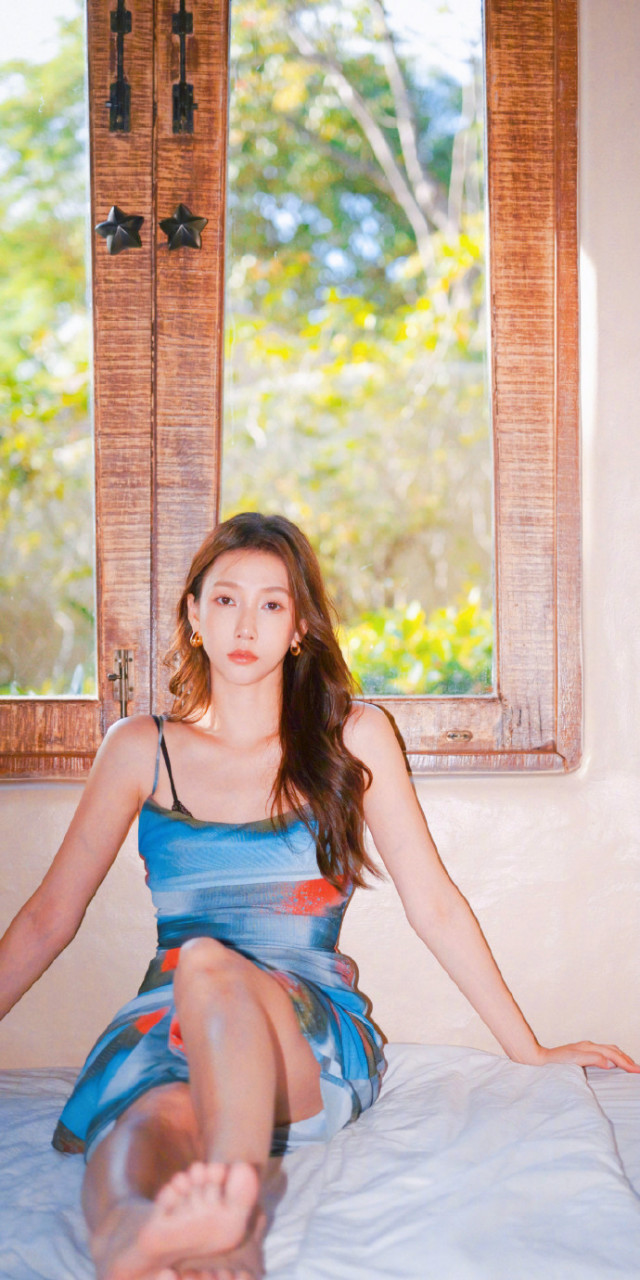 弦子初春柔美写真壁纸组图,卷发吊带,轻盈纤美,演绎时尚个性格调 67