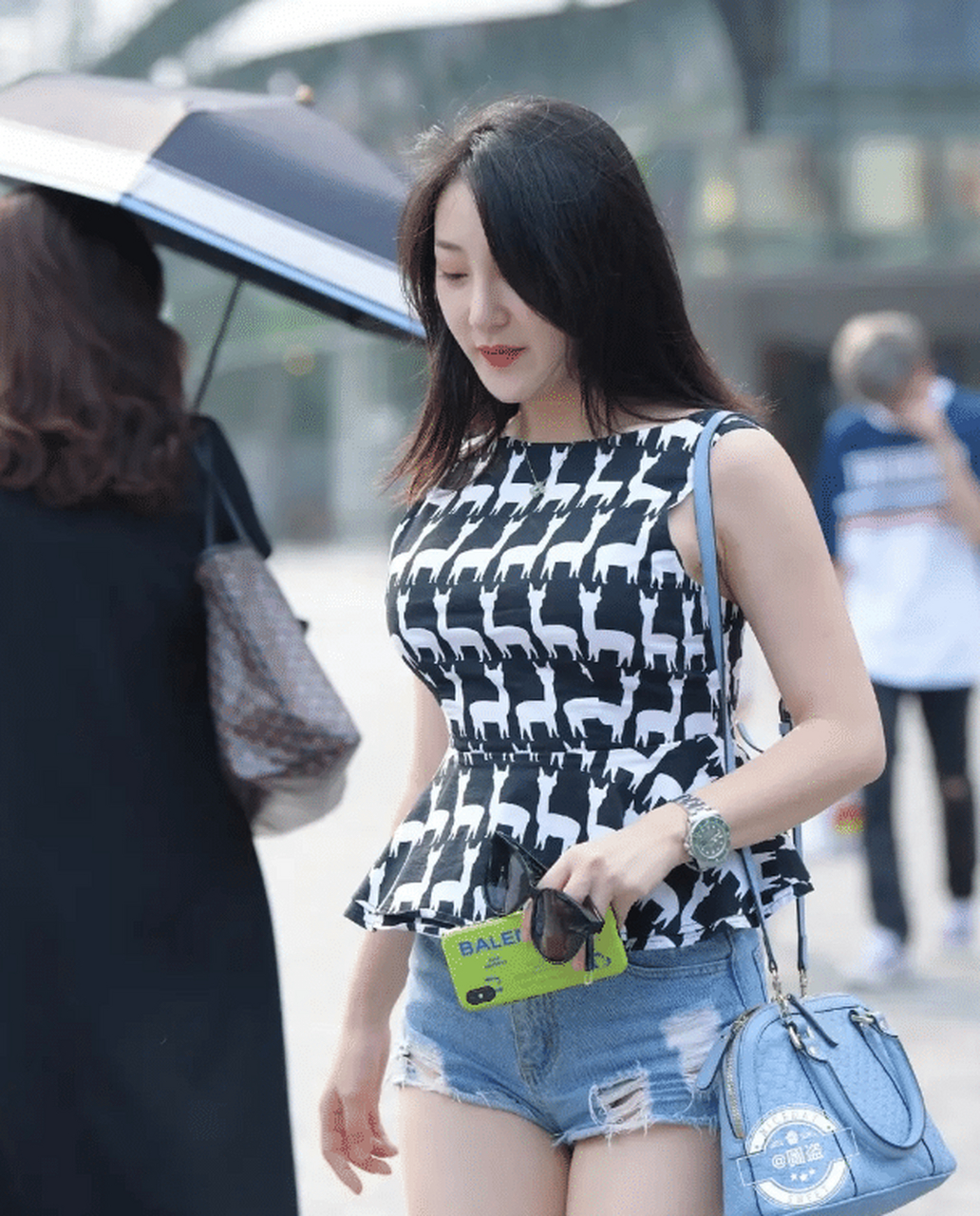 街拍牛仔短裤大胸美女