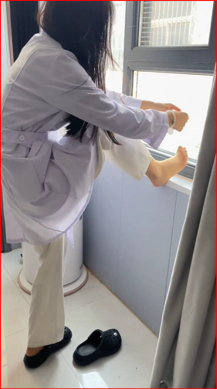 同事居然要穿两层袜子 #上班后的打扮# #我要上热门