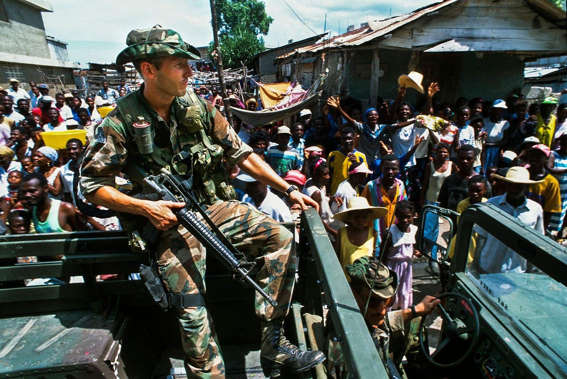 1994年美军在海地执行任务行动期间的照片.  #军事# #趣聊军事圈